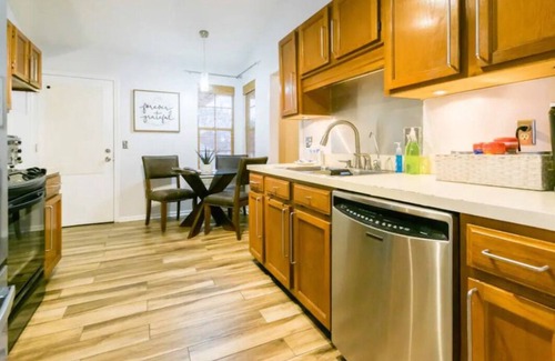 Arlington Casa | Paradise, Hot Tub, Free Wine, Mins from Mayo Clinic and Beach