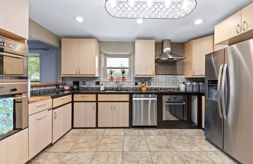Plano Casa | Paradise in Plano-4 bedroom home with pool, spa and jacuzzi suite.