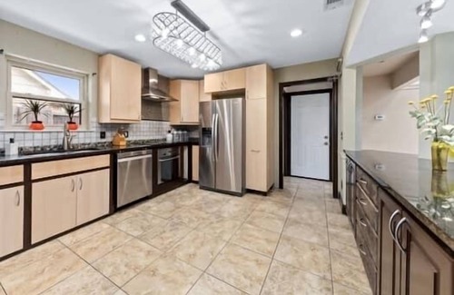 Plano Casa | Paradise in Plano-4 bedroom home with pool, spa and jacuzzi suite.