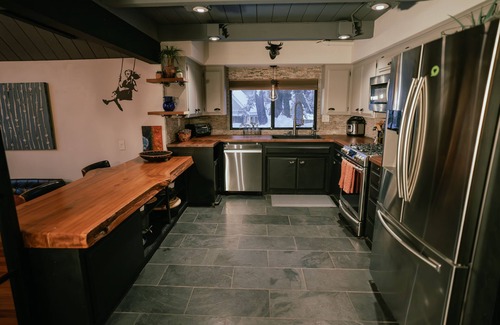Blue Jay Cabina | Paradise in the Pines! Cozy 5-bedroom cabin w/ private hot tub, fire pit & more