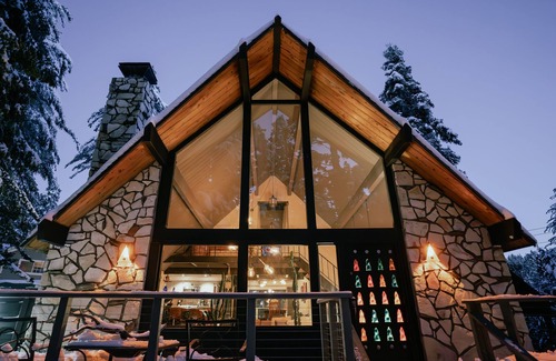 Blue Jay Cabina | Paradise in the Pines! Cozy 5-bedroom cabin w/ private hot tub, fire pit & more