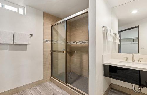 Winnetka Hotel | Paradise Lodge - Canoga Park, Los Angeles