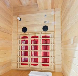 Swiss Meadows Casa | Paradise Manor w Hot tub Sauna & Putting Green