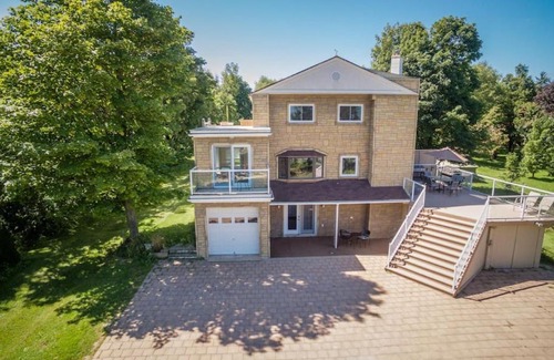 Swiss Meadows Casa | Paradise Manor w Hot tub Sauna & Putting Green