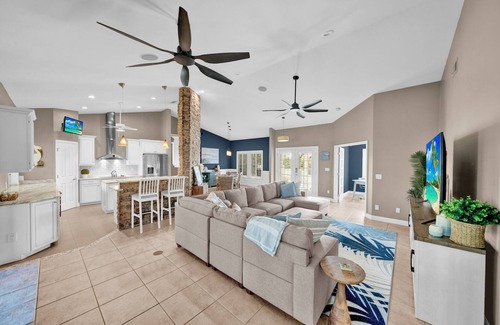 Beachview Country Club Estates Casa | Paradise Point: Beautiful Pool Home in Beachview!