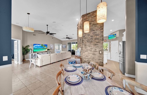 Beachview Country Club Estates Casa | Paradise Point: Beautiful Pool Home in Beachview!