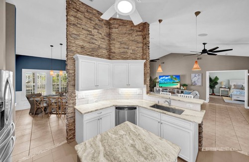 Beachview Country Club Estates Casa | Paradise Point: Beautiful Pool Home in Beachview!