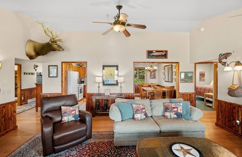 Livingston Cabina | Paradise Ranch: 2 Cabins Great for Families, Wedding Guests, Montana Adventurers