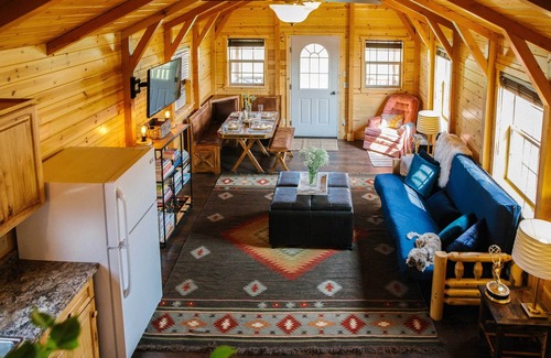 Livingston Cabaña | Paradise Valley Cabin by Chico & Yellowstone Park!