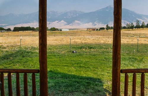 Livingston Cabaña | Paradise Valley Cabin by Chico & Yellowstone Park!
