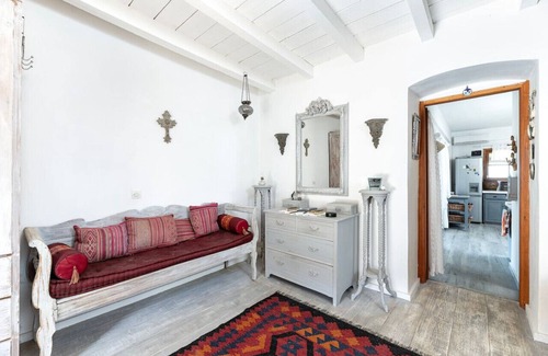 Amaniou Casa | Paradiso Vintage Villa: Traditional 1944 Gem