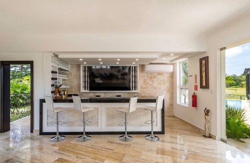 Bavaro Villa | ESPECTACULAR VILLA FRENTE AL LAGO DE 8 DORMITORIOS CON CHEF Y Criadas GOURMET