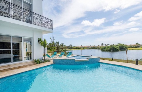Bavaro Villa | ESPECTACULAR VILLA FRENTE AL LAGO DE 8 DORMITORIOS CON CHEF Y Criadas GOURMET