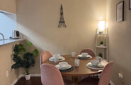 Astrodome Apartamento | Paris Balcony by Medical Center & NRG Stadium!