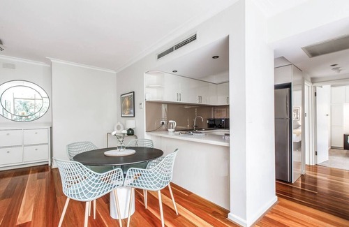South Yarra Apartamento | Parisian Chic meets South Yarras Vibrant Locale