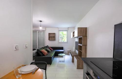 Bezons Apartamento | Parisian Chic & Spacious Studio with Parking