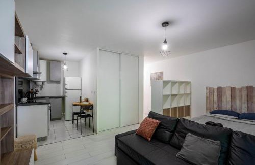Bezons Apartamento | Parisian Chic & Spacious Studio with Parking