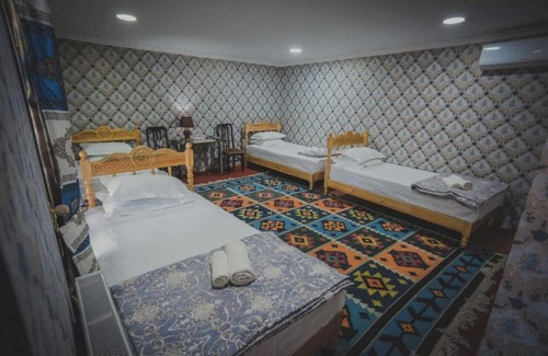 Bukhara Cama Y Desayuno | Parivash B&B - Family Room