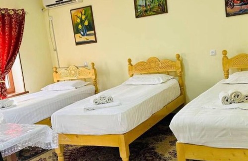 Bukhara Cama Y Desayuno | Parivash B&B - Triple twin room 1
