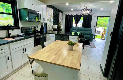 Clarksville Casa | Park 6 Trucks, Hot Tub,sleep 7, 2miles to ASPU/FM Arena/Food, 9miles to post,pet