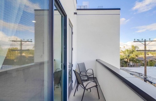 University Heights Apartamento | Park Blvd Paradise 304 New construction, king bed!