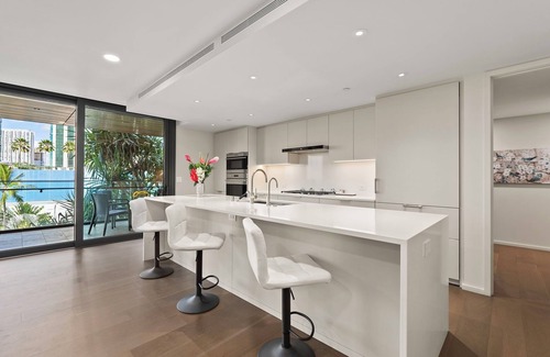 Ala Moana Condominio | Park Lane Getaway by Gather: Spacious 2BR w/ Ocean view Lanai & Resort Amenities