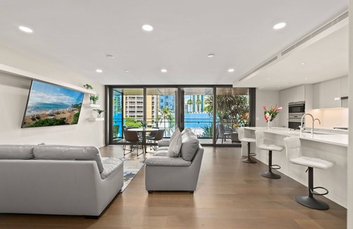 Ala Moana Condominio | Park Lane Getaway by Gather: Spacious 2BR w/ Ocean view Lanai & Resort Amenities