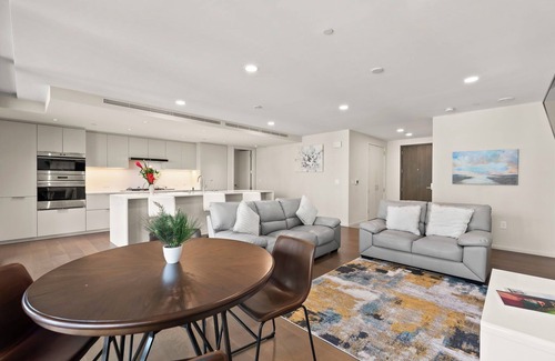 Ala Moana Condominio | Park Lane Getaway by Gather: Spacious 2BR w/ Ocean view Lanai & Resort Amenities