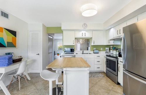 Park Shore Condominio | Park Shore Upscale modern condo West of 41, patio w/grill & covered parking
