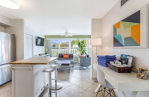 Park Shore Condominio | Park Shore Upscale modern condo West of 41, patio w/grill & covered parking