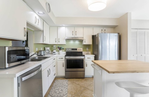 Park Shore Condominio | Park Shore Upscale modern condo West of 41, patio w/grill & covered parking