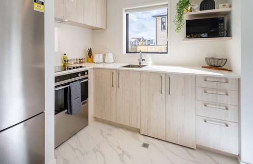 Upper Riccarton Casa | Park Views 1 Bed 1 Bath w/Carpark & Office Space
