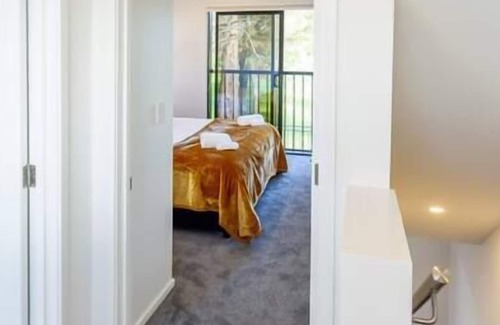 Upper Riccarton Casa | Park Views 1 Bed 1 Bath w/Carpark & Office Space