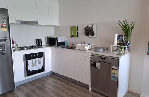 Campsie Apartamento | Park views, homely & convenient location