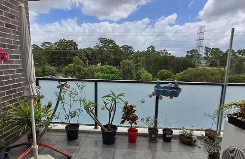 Campsie Apartamento | Park views, homely & convenient location