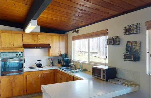 Trinidad Casa | Parker Creek Cottage ~ Asequible y acogedor, en la ciudad, cerca de la playa, Pet Paradise.