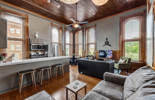 Downtown Apartamento | Parker101:Downtown Bryan on Main St, King Bed