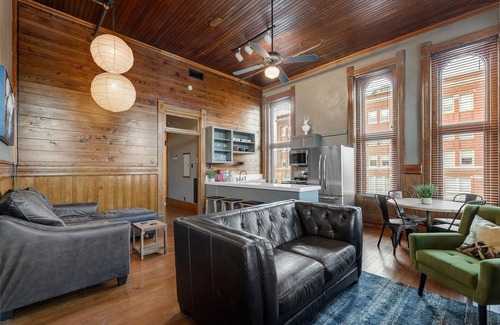Downtown Apartamento | Parker101:Downtown Bryan on Main St, King Bed