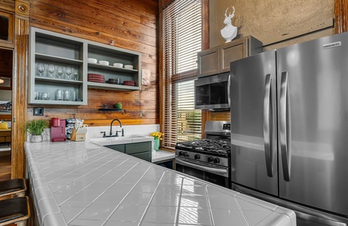 Downtown Apartamento | Parker101:Downtown Bryan on Main St, King Bed