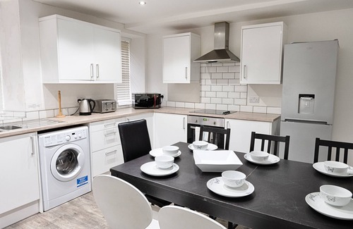 Bon-y-maen Casa | Perfect Location with Parking - Jersey House - TV in every Bedroom!