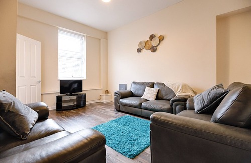 Bon-y-maen Casa | Perfect Location with Parking - Jersey House - TV in every Bedroom!
