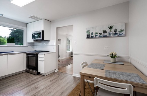 Skokie Condominio | PARKING, BALCONY near NAPA, UNIVERSITIES, RAVINIA, GOLFING & TRAIN to CHICAGO
