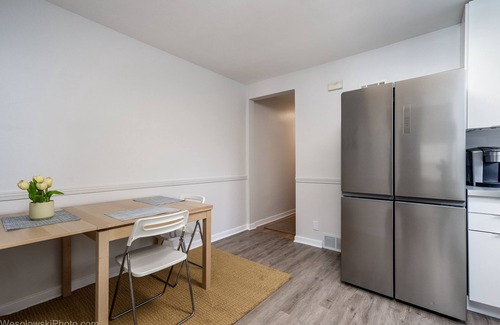 Skokie Condominio | PARKING, BALCONY near NAPA, UNIVERSITIES, RAVINIA, GOLFING & TRAIN to CHICAGO