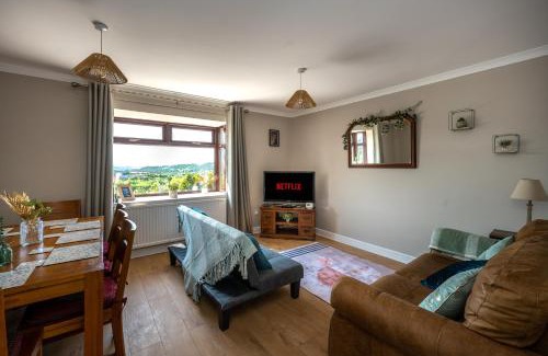 Llandarcy Apartamento | Parking, Garden, Stunning Views
