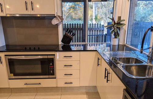 Helensvale Casa | Parkland Paradise Pool. Family -near Theme Parks- Pet Friendly