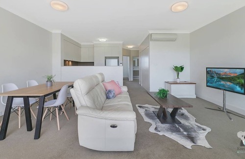 Breakfast Point Apartamento | Parkland View Cosy 2 Bed APT Free Parking Nbp033