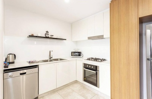 Mirrabooka Apartamento | Perfect for families across the road from park. Free WIFI and parking