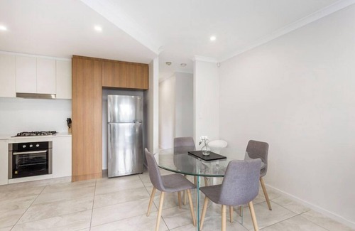 Mirrabooka Apartamento | Perfect for families across the road from park. Free WIFI and parking