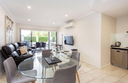 Mirrabooka Apartamento | Perfect for families across the road from park. Free WIFI and parking