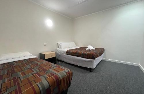 Kingsbury Hotel | Parkside Inn Motel